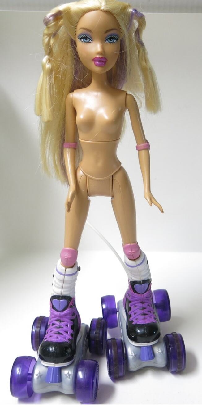 Barbie 2007 My Scene Roller Girl Kennedy with Remote Skating Blonde Mattel Doll